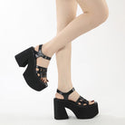 Kobine Damen-Plateausandalen mit Punk-Ausschnitt und Schnalle