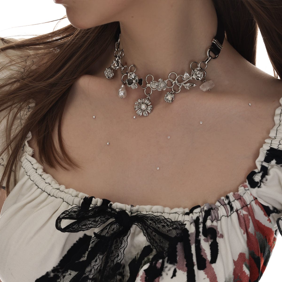 Kobine Damen-Halskette mit Perlen und Punk-Blumenmotiv