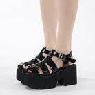 Kobine Damen-Sandalen mit Punk-Plateau und Schnalle aus Lackleder
