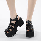 Kobine Damen-Sandalen mit Punk-Plateau und Schnalle aus Lackleder