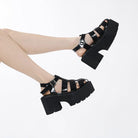 Kobine Damen-Sandalen mit Punk-Plateau und Schnalle aus Lackleder