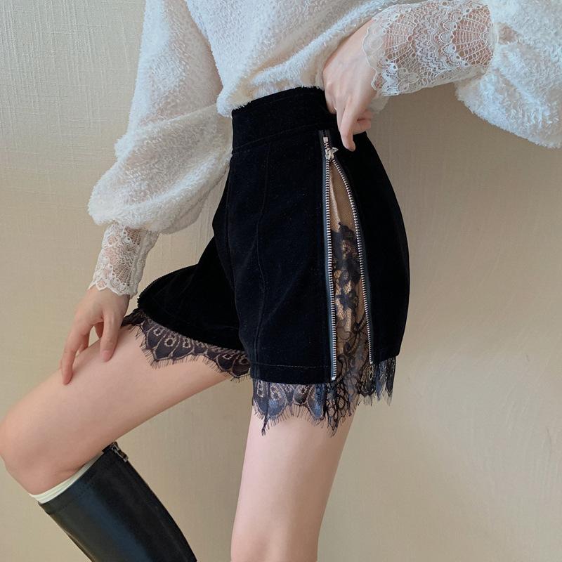 Pantalones cortos de terciopelo negro con encaje y cintura alta grunge para mujer de Kobine