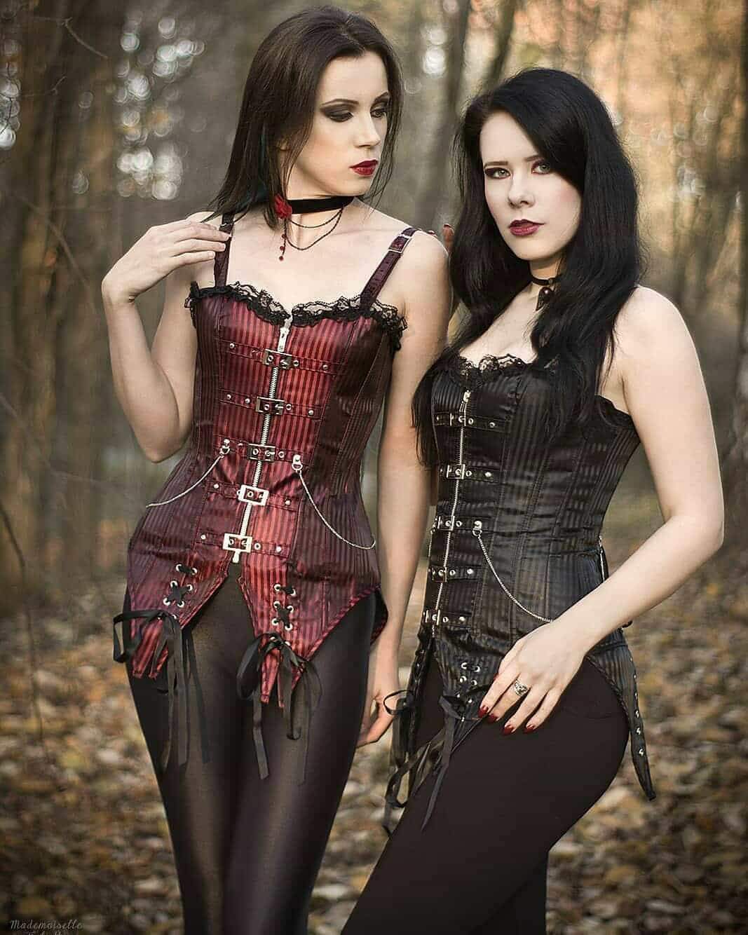 https://punkdesign.shop/cdn/shop/products/punk-design-gothic-striped-lace-buckles-overbust-corset-with-thong-3987050692644.jpg?v=1638215290